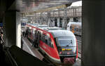 Durchblick zum Zug

... von der Zugangsrampe zum Bahnsteig an den Gleisen 7 und 8 des Bahnhofs Kassel-Wilhelmshöhe mit Desiro-Dieseltriebzug 642 137 als RB38 nach Treysa beim Fahrgastwechsel.

20.03.2024 (M)