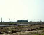 Auf freier Strecke fhrt eine  Elektrischka  im Groraum Baku (20.4.2012)