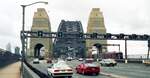 Sydney__Vorortzug vor der Sydney Harbour Bridge.__29-01-1989