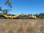 Zwei Queensland Rail Loks ziehen am 5.7.2009 einen Containerzug in Richtung Townsville.
