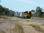 Zwei Queensland Rail Loks ziehen am 5.7.2008 einen Containerzug durch de Australische Landschaft in Richtung Townsville.