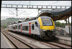 Elektrotriebzug 08551 der SNCB wartet hier im luxemburgischen Bahnhof Ettelbrück am 23.5.2023 um 9.13 Uhr auf die Abfahrt nach Luxembourg Gare.