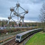 Metro Brüssel Linie 6 nach Roi Baudouin bei der Einfahrt in die Station Heysel vor dem Atomium, 01.03.2024.