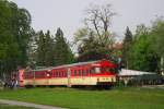 In Lukavac hat dieser Triebwagen 814-039 am 21.12.2011   an dem kleinen Bahnhof gehalten und fhrt nun weiter nach Tuzla.