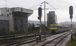 Der nachmittägliche Lokalzug nach Kakanj passiert bei seiner Ausfahrt aus Sarajevo das längst außer Betrieb gesetzte Zentralstellwerk.