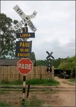 Cruzamento via Férrea -    Bahnübergang über die Museumsbahn zwischen São João del Rei und Tiradentes im brasilianischen Bundesstaat Minas Gerais.