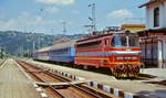 Die BDZ 42 015.0 ist im Juni 2003 auf der durch das Balkangebirge führenden Strecke von Gorna Orjahovitza nach Stara Zagora in Trjawna angekommen.