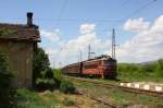 Die bulgarische E-Lok 43561 erreicht hier am 5.5.2013 von der serbischen  Grenze kommend den Bahnhof Aldomirovtzi.
