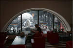 Aus der Sicht des Bahn-Vielfahrers -    Blick von der DB-Lounge in die Bahnsteighalle des Frankfurter Hauptbahnhofes.