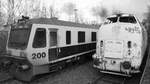 Die in Hattingen abgestellte Diesellokomotive V200 077 und der Ultraschallschienenprüfzug Sperry RailInternational SRS 200.