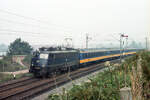 DB 110 405-8 mit D-2509 (Den Haag CS - Köln Hbf) bei Venlo am 28.09.1983.