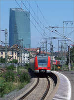 Frankfurt am Main -    Vor der Kulisse des EZB-Hochhauses verlässt ein Triebzug der Baureihe 423 den Bahnhof Ffm-Süd in Richtung Offenbach.