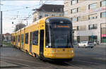 Alstom-Tram in Dresden -     NGT DXDD-ER 2909 quert die Kreuzung an der Haltestelle Straßburger Platz (Gläserne Manufaktur).
