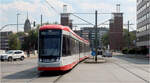 Eine neue Tram für Duisburg -     Bombardier Flexity Classic 2008 hat die Schwanentorbrücke gequert und wird gleich in die Haltestelle Landesarchiv NRW erreichen.