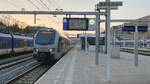 ET 25 2307 im Dienste der VIAS fährt als RE19 von Arnhem Centraal(NL) nach Düsseldorf Hbf und steht hier am Startbahnhof Arnhem Centraal während im Hintergrund die Sonne untergeht.