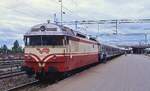 Die 54 zwischen 1962 und 1965 beschafften Lokomotiven der VR-Baureihe Dr13 waren im Juni 1990 noch unentbehrlich, hier steht Dr13 2341 vor einem Schnellzug im Bahnhof Pieksämäki.