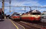 Im Juni 1990 treffen Dr13 2312 und Sr1 3099 im Bahnhof Tampere aufeinander
