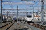 Während links im Bild der SNCF 27672 und ein weiterer als TER in Lyon Part Dieu ankommen, erreicht der RENFE AVE 100 221-1 (9 6 71 9-100 221-1) vom (ehemaligen) Bahnhof Lyon Brottaux kommend zur
