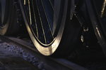 Detailaufnahme eines stimmungsvoll beleuchteten Rades von einer Dampflok im Eisenbahnmuseum Mulhouse  Mulhouse, 24.