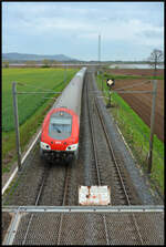 Steuerwagen (003) voraus schiebt eine Maschine der Baureihe BB 26000 Sybic am 31.03.2024 bei Ostheim (Oschta) im Elsass einen TER-Zug mit 200 km/h von Straßburg nach Basel (SNCF).
