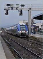 Der SNCF  fluo  GRAND EST X 76796 verlässt als TER 831722 Molsheim und zeigt sich unter der typischen relativ massigen Signalbrücke des Bahnhofs.