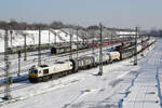ECR 077 019-3 verlässt mit ihrer Fuhre die Ausfahrgruppe des winterlichen Rangierbahnhofs München Nord, 09.01.2024