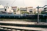 Meterspur Kesselwagen der Gattung Z (P16 auf Griechischer Bezeichnung) gekuppelt mit dem Hochbordwagen der Gattung E (I12 auf Griechischer Bezeichnung) in Korinthos Bahnhof 2002.