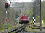 Die Diesellok 'Harzkamel' fährt mit dem Dieselzug von Nordhausen in den Bahnhof Drei Annen Hohne ein. Drei Annen Hohne, 18.4.2024