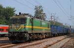 WAG-9 32480 mit Güterzug bei der Durchfahrt durch Delhi - Safdarjung.