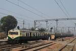 Tw.291 fährt mit einer Garnitur der Delhi Ring Railway in Delhi - Hazrat Nizamuddin ein.
