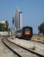 Eine Gumminase (IC 3) der Israel Railways verlsst am 12.08.10 Haifa in Richtung Naharyia.