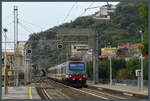 Die Strecke Messina - Catania ist noch in weiten Teilen eingleisig und führt oft mitten durch die Küstenorte.