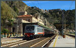 Gezogen von E464 373 und mit E464 264 am Zugschluss hat der ICN 1959 Rom - Siracusa am 26.02.2024 den gepflegten Bahnhof Taormina-Giardini erreicht.