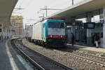 In vollem Gegenlicht durchfährt die E483 016 I-XRI den vormittäglichen Bahnhof Milano Lambrate mit einem Containerzug.