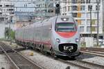 Der ETR 610 012 der FS als EC nach Milano am 5.4.24 vor der Einfahrt in den Bahnhof Thun
