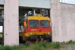 Derzeit nicht einsatzbereit steht hier am 21.05.2017 der Triebwagen 5800-004 in der Werkhalle des Depot Fushe Kosove.