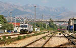 Verspätet durch den vorausfahrenden IC verlässt 7122 028 (95 78 7122 028-2 HR-HŽPP) Solin, den Güterbahnhof von Split (HR).