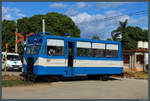 In Trinidad rangiert der Schienenbus 637 am 27.03.2017 über einen Bahnübergang.