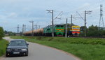 2T310Y-0217 (grüne Doppel-Diesellok mit langem Tankzug) und ER2T-711503R treffen sich am 8.8.2016 nahe Tiraine.