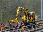 - Gleisbauarbeiten in Goebelsmhle - Danach werden die Holzschwellen mit dem Spezialgreifer unter den Schienen gedreht herausgehoben und zur Seite gelegt.