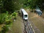 Ein Wagen der Penang Hill Railway verlsst am 25.04.2011 die Bergstation.