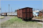 Ein Güterwagen in typisch italienischer Ausführung rostet in Podgorica vor sich hin .
