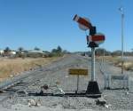 Eines der sehr seltenen Signale auf dem Bahnnetz Namibias befindet sich am Bahnbergang am sdlichen Ende des Bahnhofes Karasburg (Strecke Swakopmund - Otavi).