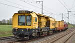 Schienenschleifzug SPENO INTERNATIONAL Typ RR 16 MS-6 mit niderländischer Registrierung (99 84 9127 001-8 NL-SPENO) am Haken von 218 155-0 am 09.04.24 Höhe Bahnhof Rodleben.