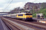 NS 1639 mit IC-205 (Amsterdam CS - Duisburg Hbf) bei der Einfahrt in Arnhem am 16.04.1990.