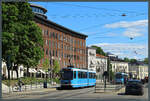 Tw 122 hält am 28.05.2023 an der Haltestelle Solli vor der Backsteinfassade des Hotel Sommerro.