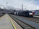 Am 11.02.2020 begegneten mir im Innsbrucker Hauptbahnhof die 189 935 und die 186 443  Traumjob LokführerIn  mit dem LOMO-Schrottzug, als sie wegen des vorausfahrenden Nahverkehrszuges 5216 einen