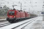 1116 190 und 1116 177 ziehen am 20.Mai.2015 einen Güterzug durch den frischverschneiten Bahnhof Matrei Richtung Brenner.
