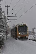 Am schneereichen 2.12.2023 fährt der ET2 als R6816 von Mariazell kommend in Richtung St.