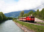 ÖBB 2095 004-4 mit 3 Krimmlerwagen  als Zug 5089 von Krimml nach Zell am See bei Hollersbach, 16.05.1986.